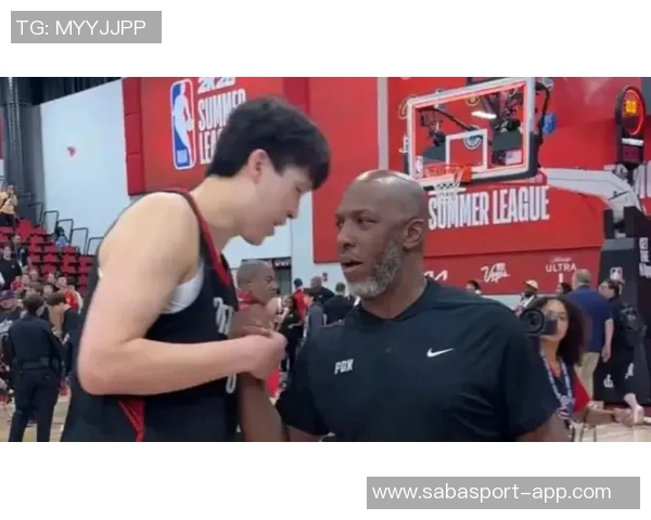 杨瀚森分享比卢普斯的要求强调场上沟通与英语学习的重要性