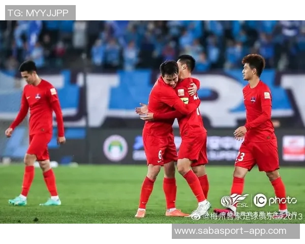 海港三连冠荣耀时刻团结奋进铸就传奇成就辉煌历史