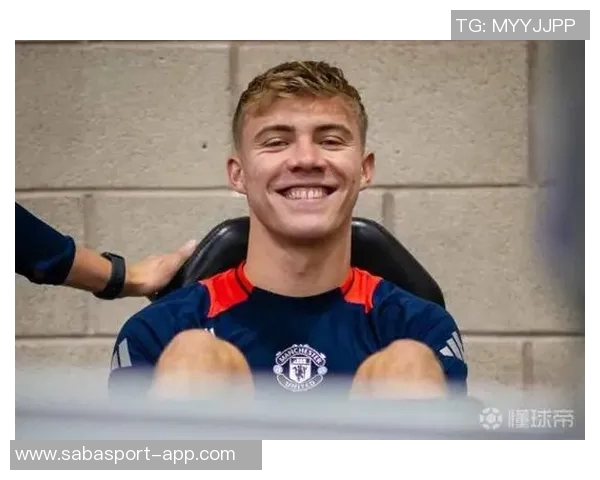 丹麦主帅赞霍伊伦在那不勒斯表现出色队友们乐于给予支持与帮助