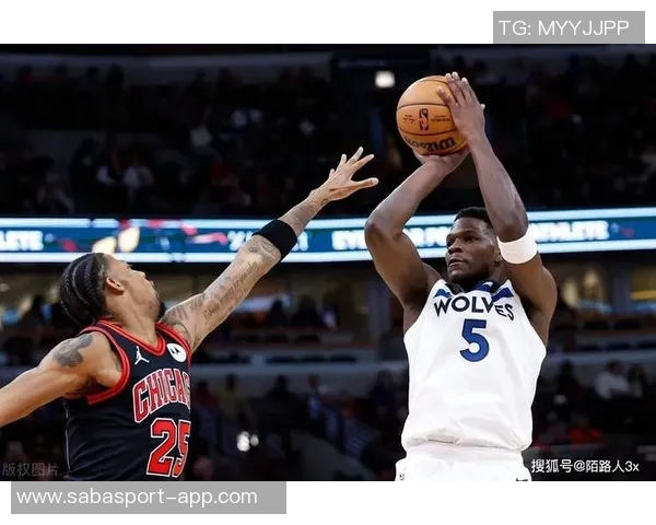 爱德华兹巧妙突破包夹精准传球助攻戈贝尔精彩扣篮得分